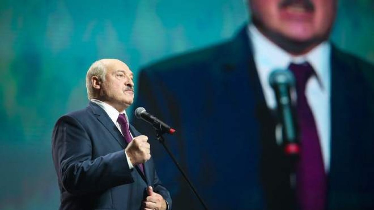 Участницы женского форума в Минске бросились целовать Лукашенко