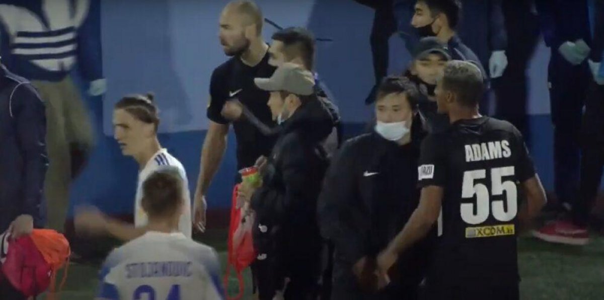 Футбольный матч в Казахстане закончился потасовкой игроков
