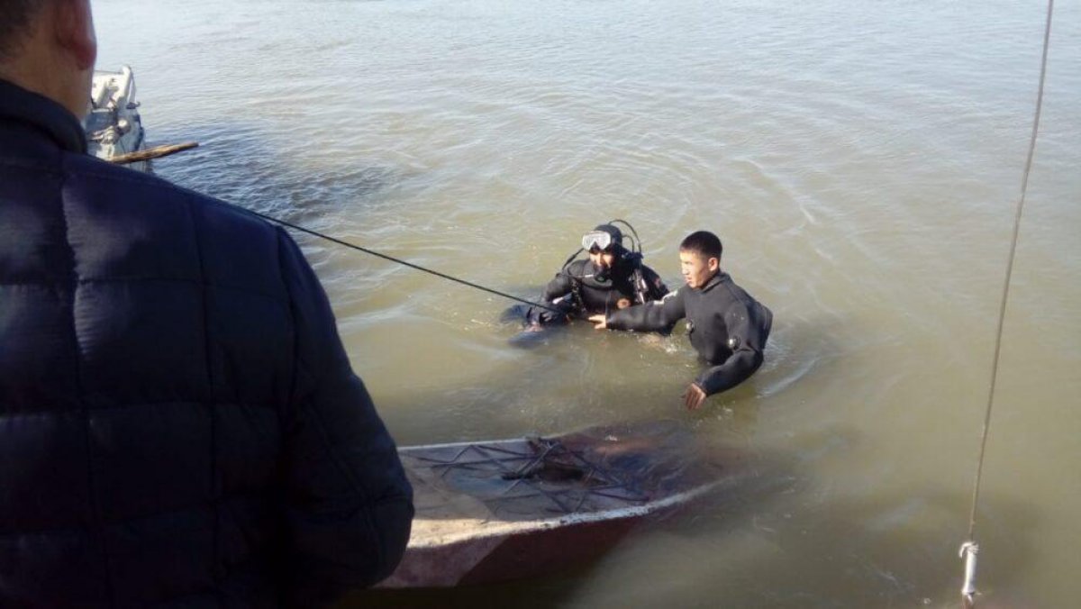 Автомобиль с водителем упал в воду с парома при переезде через Урал