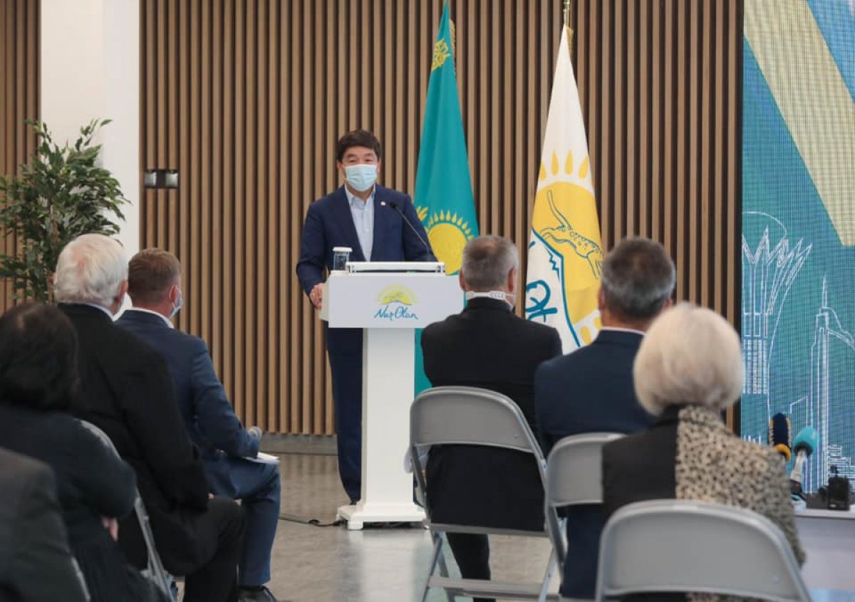 Бауыржан Байбек поздравил учителей с профессиональным праздником