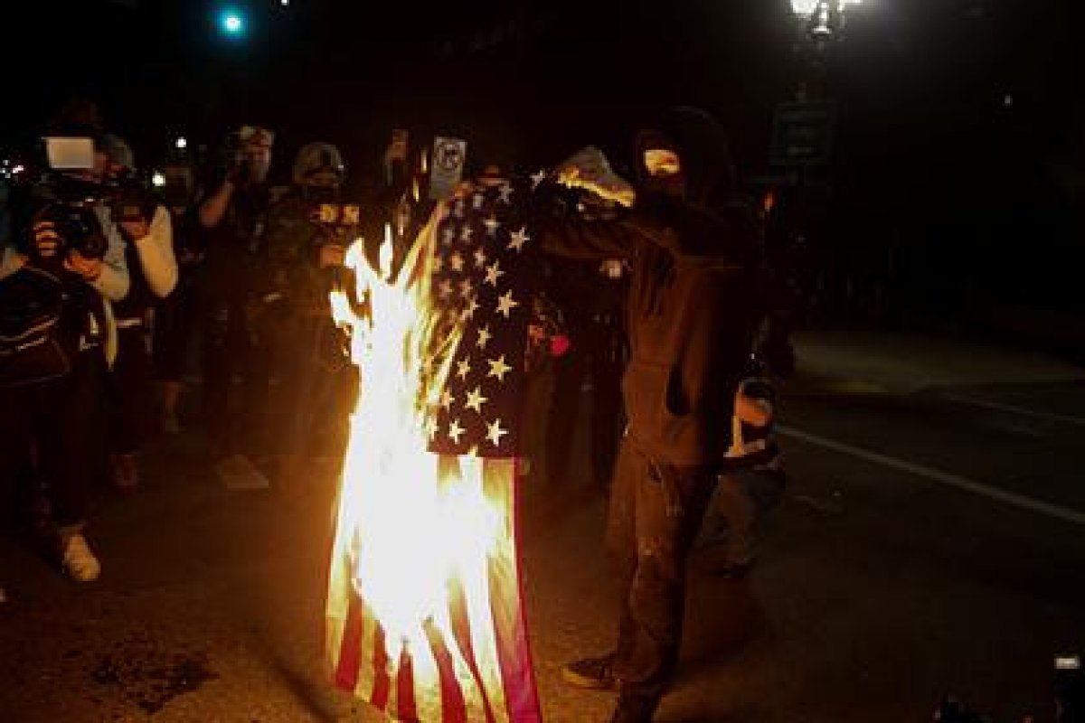 В США продолжаются протесты. Участники повалили статуи Линкольна и Рузвельта