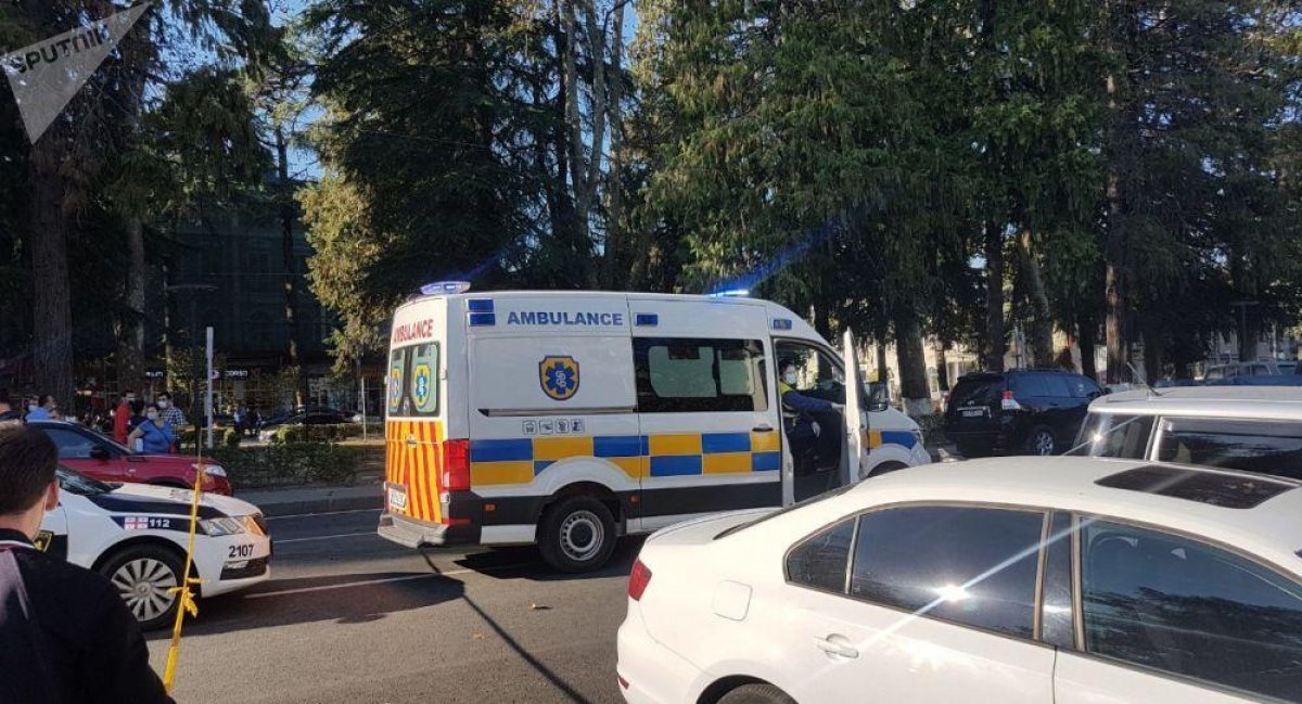 В Грузии вооруженный мужчина захватил заложников в банке