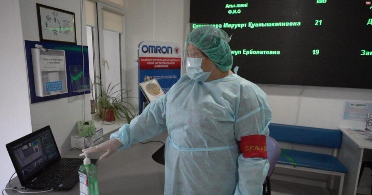 Робот следит за посетителями поликлиники в Атырау