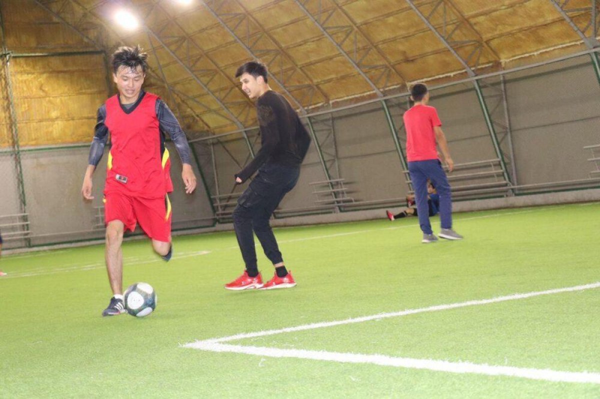 Казахстанcкие работники СТО, базаров и рынков перевоплотились в футболистов