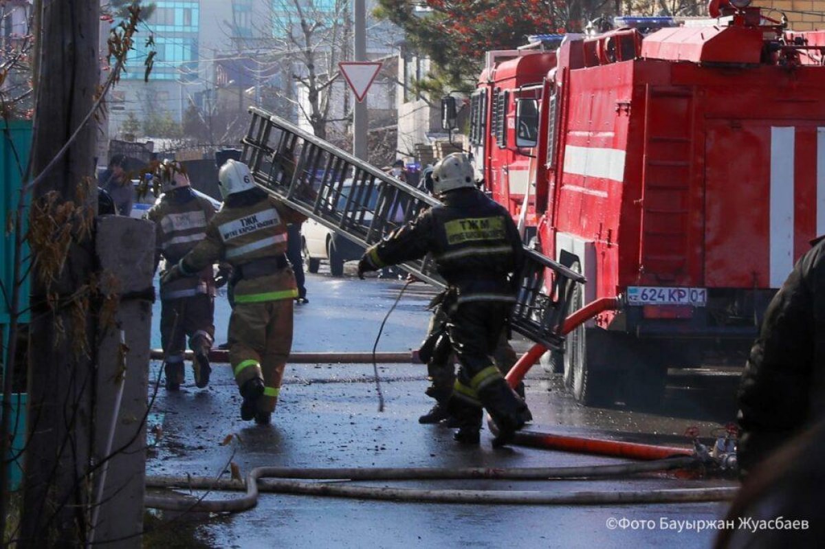 Пожарные потушили сгоревший в центре Нур-Султана коттедж
