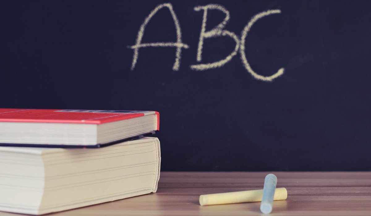 Казахстанским школьникам вернут букварь