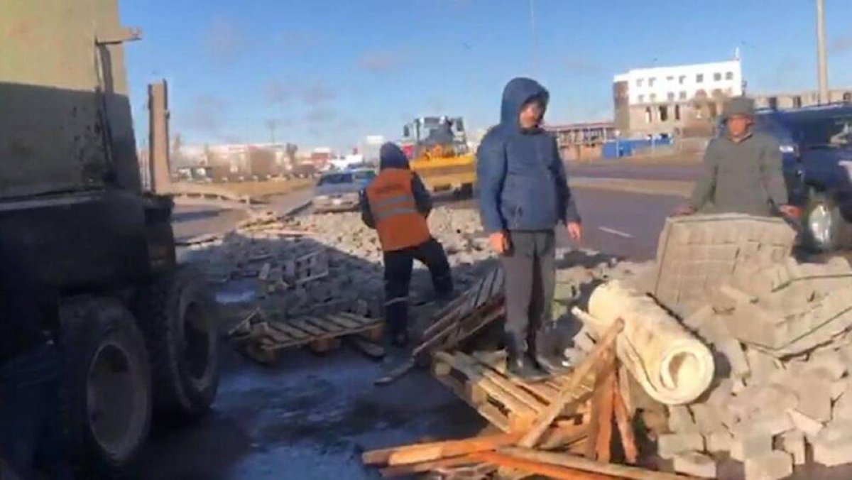 Кирпичи выпали из КамАЗа и затруднили движение в Нур-Султане