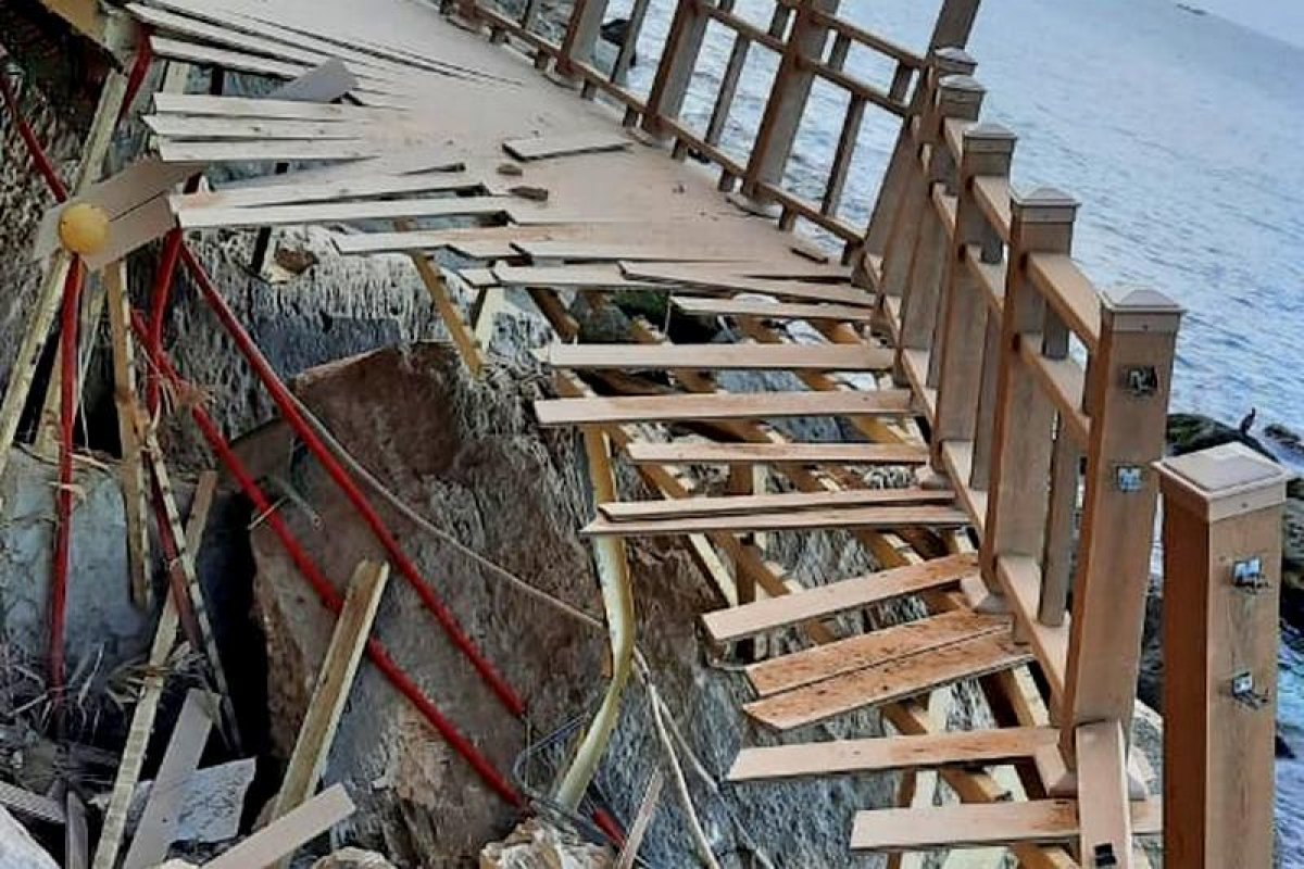 В Актау камнепад разрушил мост на Скальной тропе