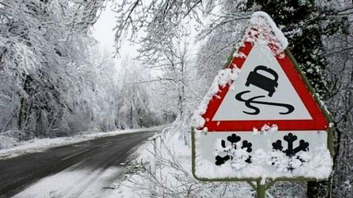 Мороз и метель: МВД просит водителей быть предельно внимательными