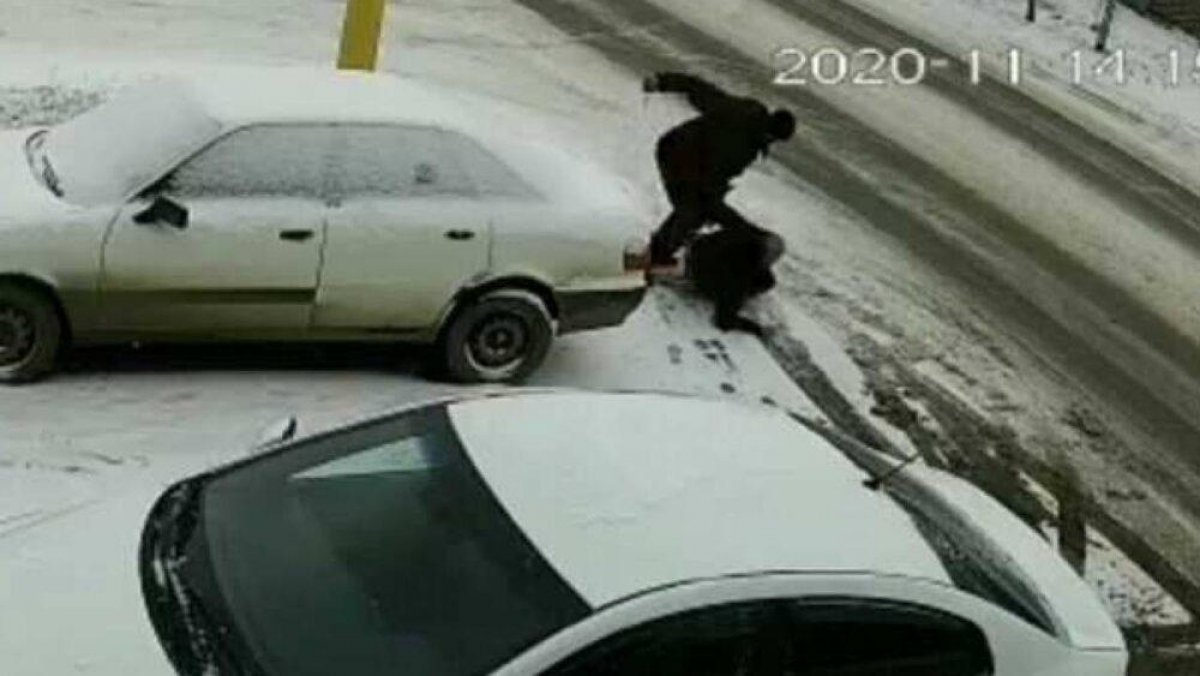 Костанаец жестоко изрезал женщину на глазах у людей и попал на видео