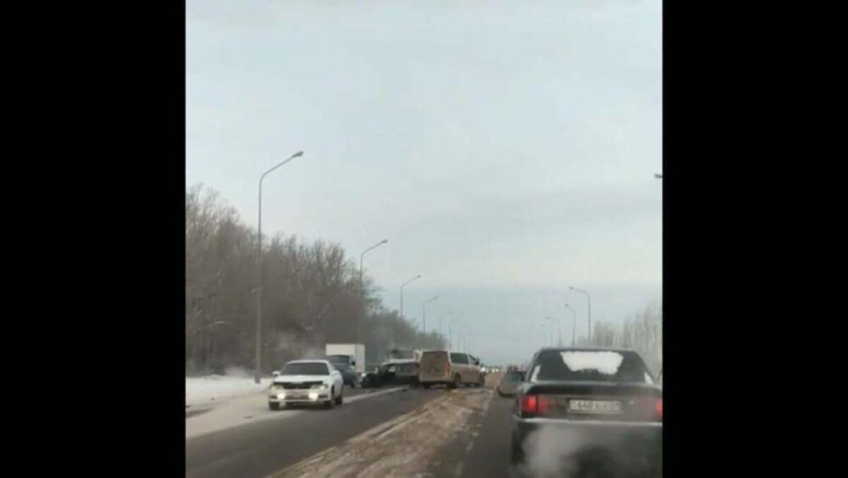 Мусоровоз спровоцировал массовое ДТП в Нур-Султане