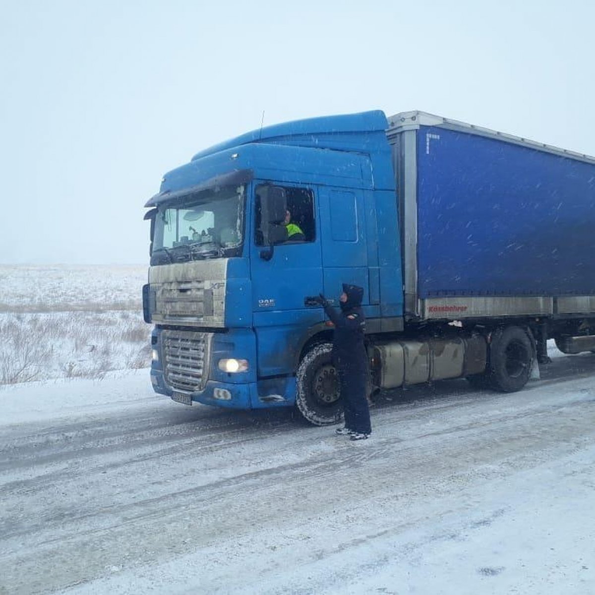100 грузовиков застряли в снежном плену на юге Казахстана