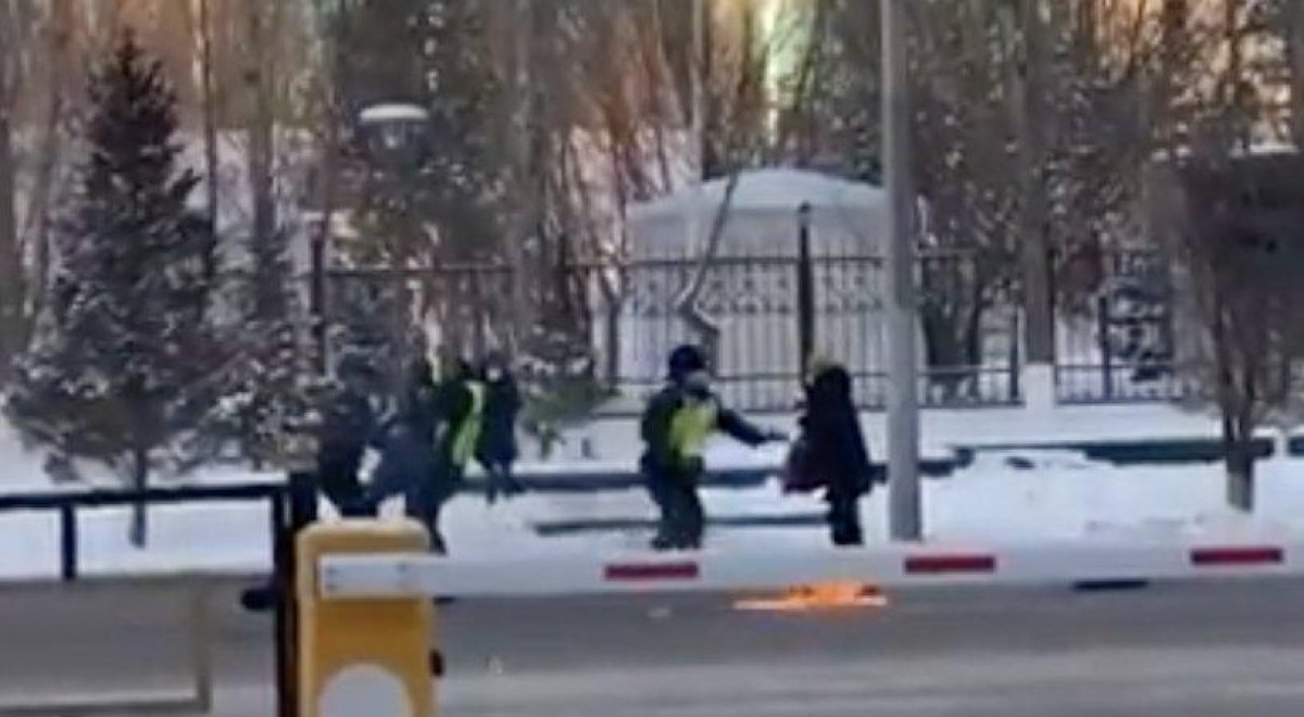 Мужчина и женщина угрожали самосожжением в центре Нур-Султана