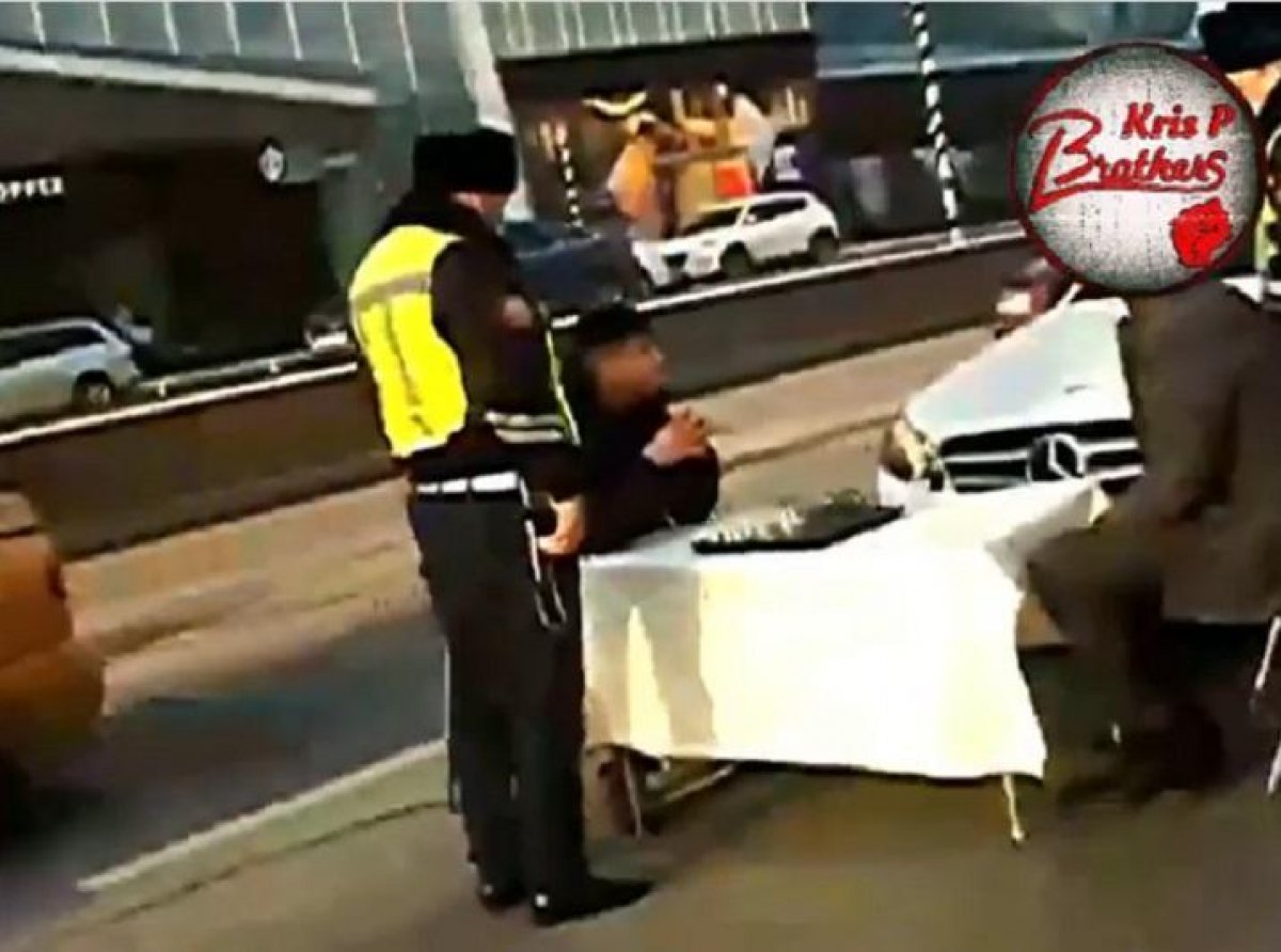 Играли в шахматы посреди автодороги: пранкеров задержали в Алматы