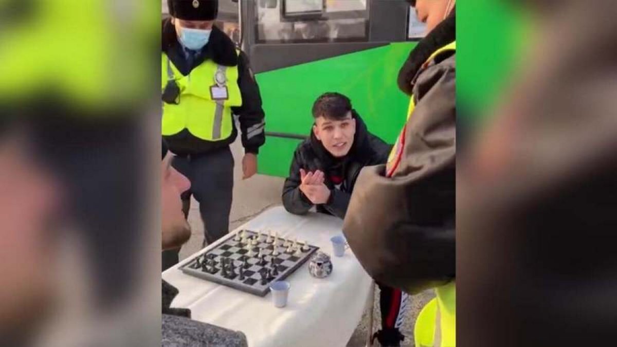 В Алматы арестовали парней, игравших в шахматы прямо на дороге