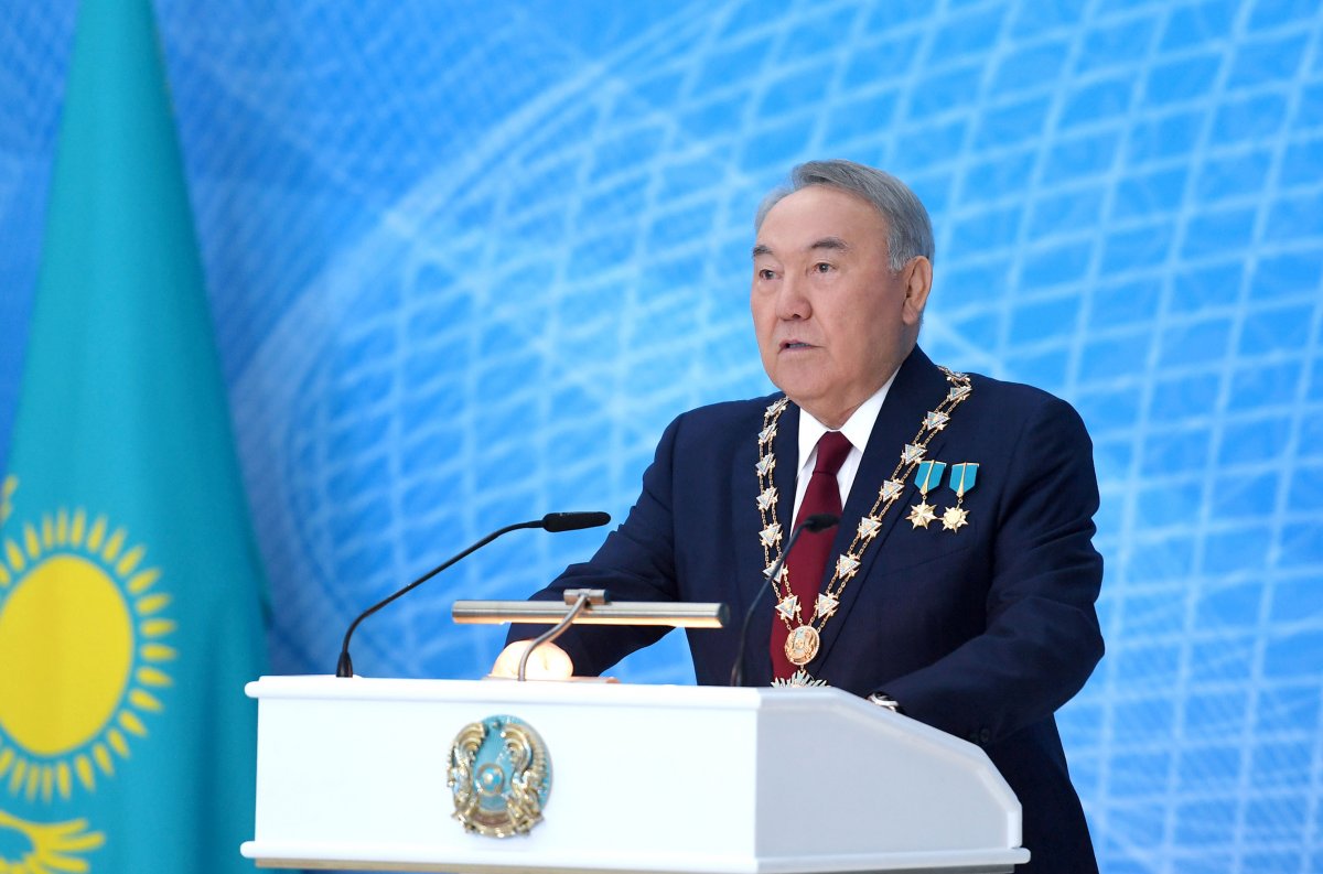 Нурсултан Назарбаев вручил Мамину госнаграду