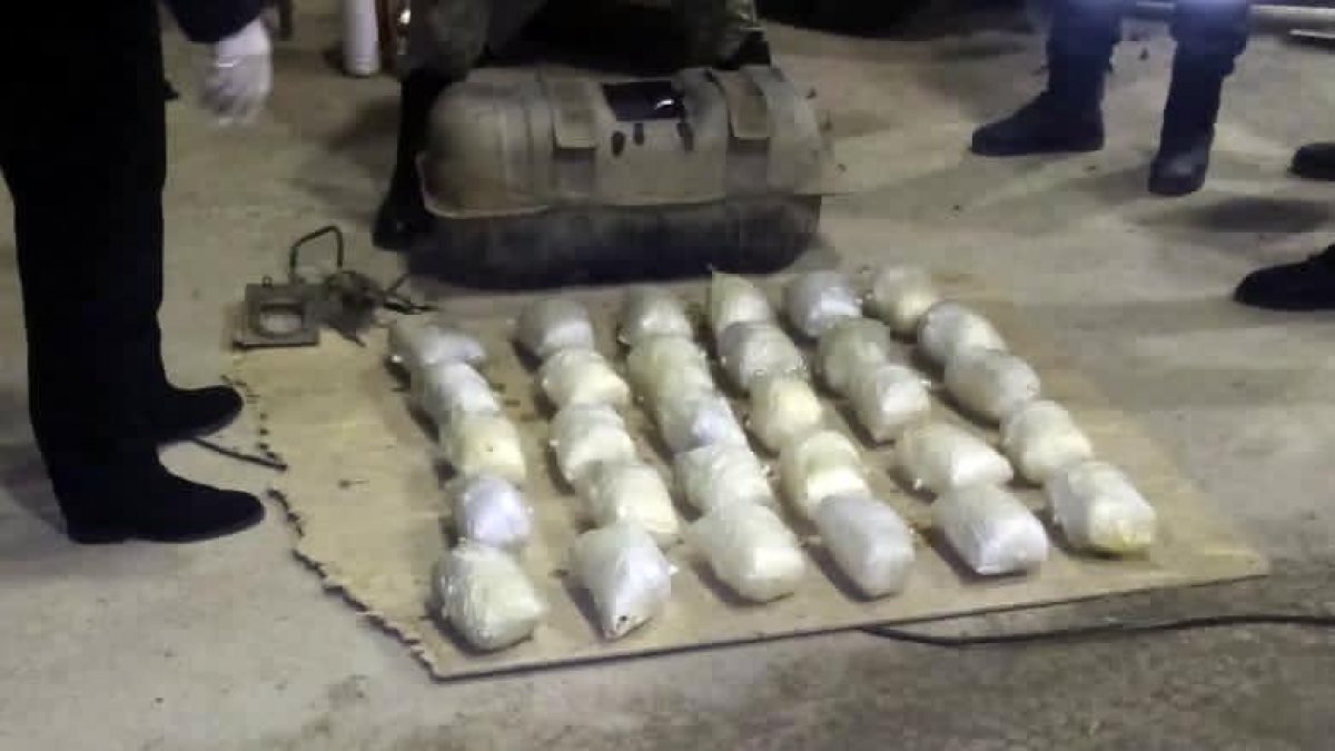 В Казахстан хотели провести 60 килограммов героина в Toyota Land Cruiser