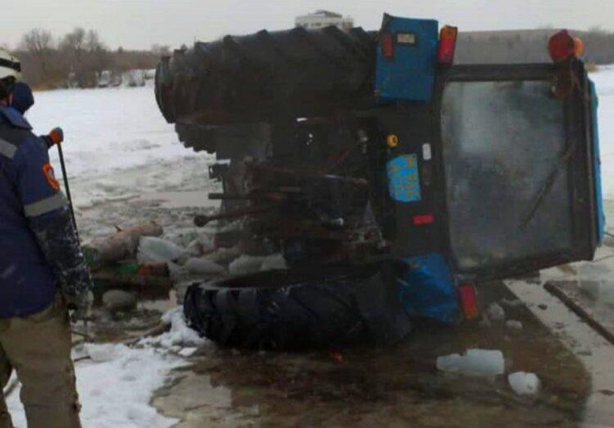 Трактор и грузовик провалились под лед в Карагандинской области