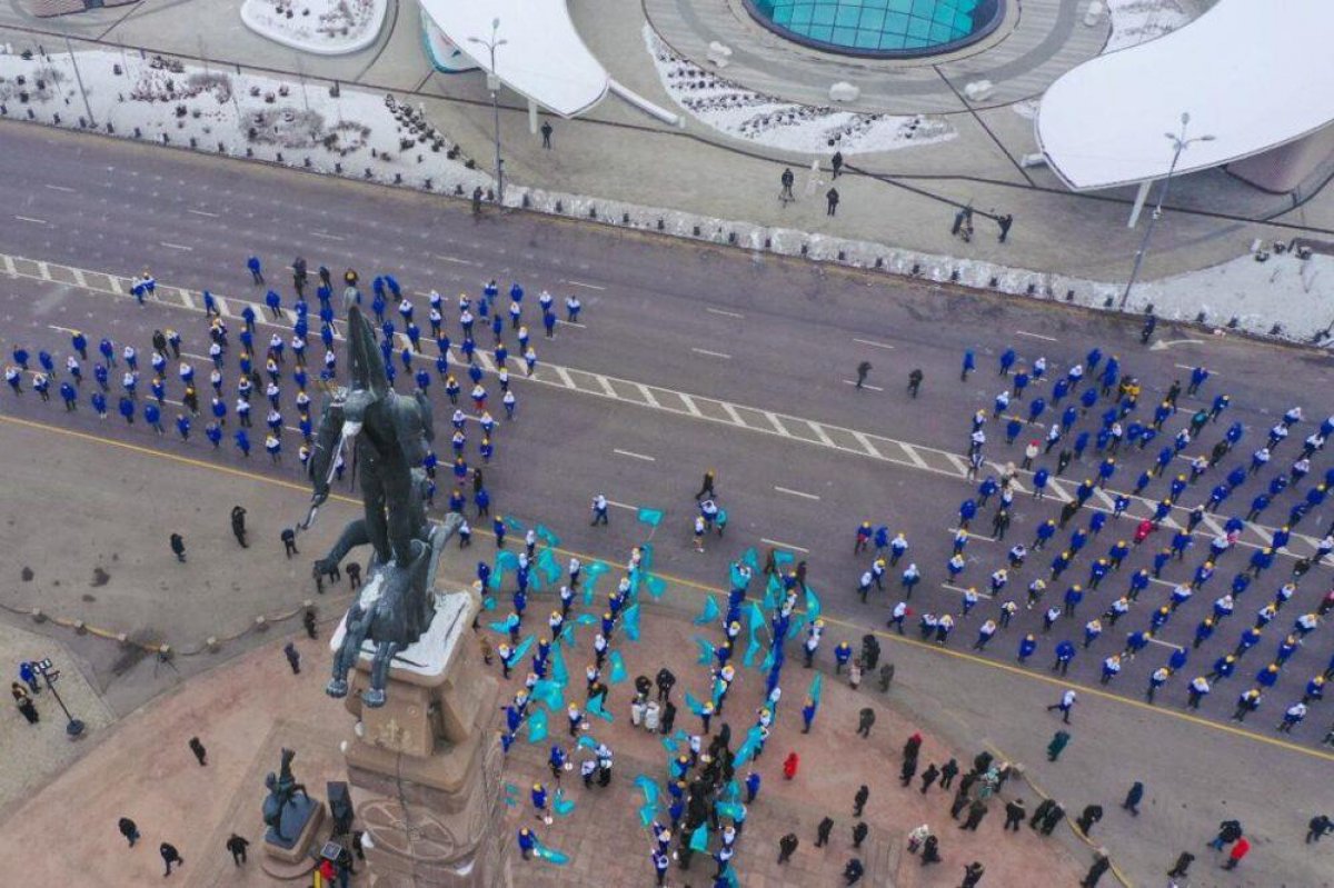 Представители политических партий возложили цветы к монументу Независимости в Алматы