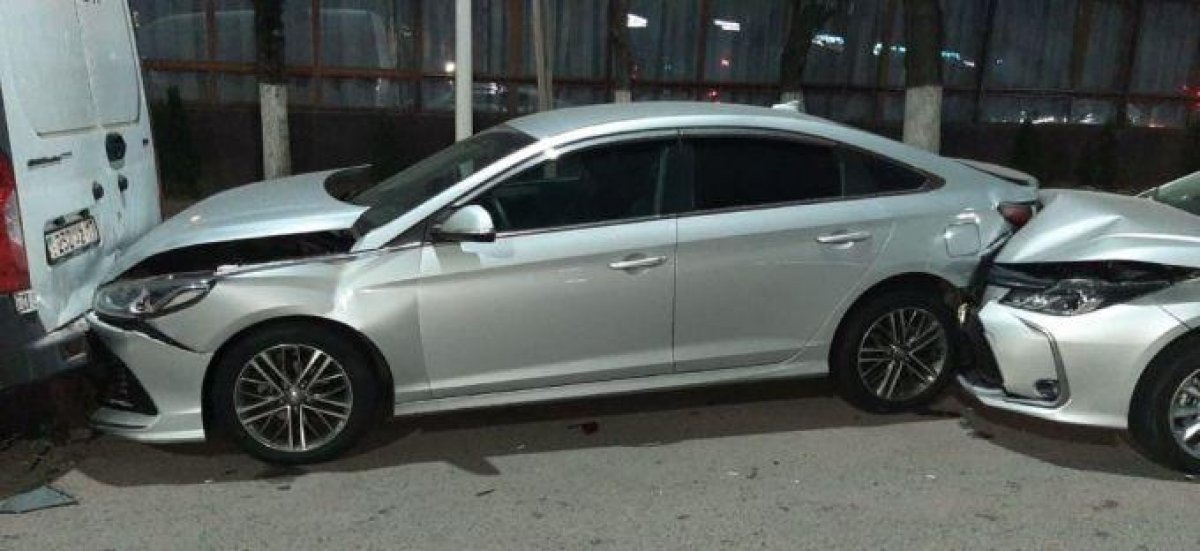 Пьяная алматинка протаранила четыре припаркованных автомобиля