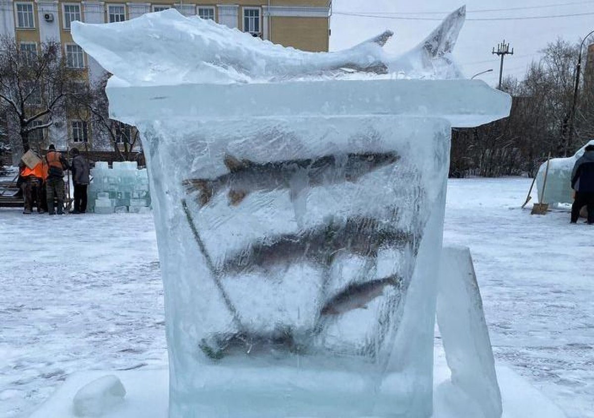 В углубление сделанное в глыбе льда вылили воду из мензурки изображенной на рисунке 2