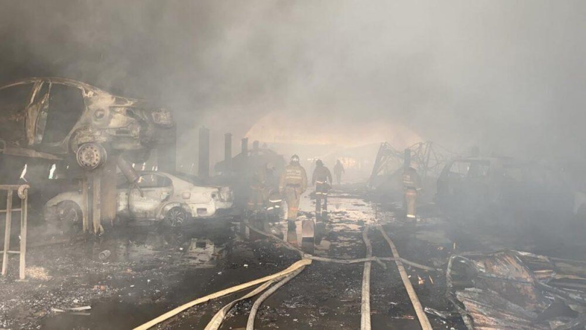 12 автомашин сгорели на алматинском СТО: владельцам возместили ущерб