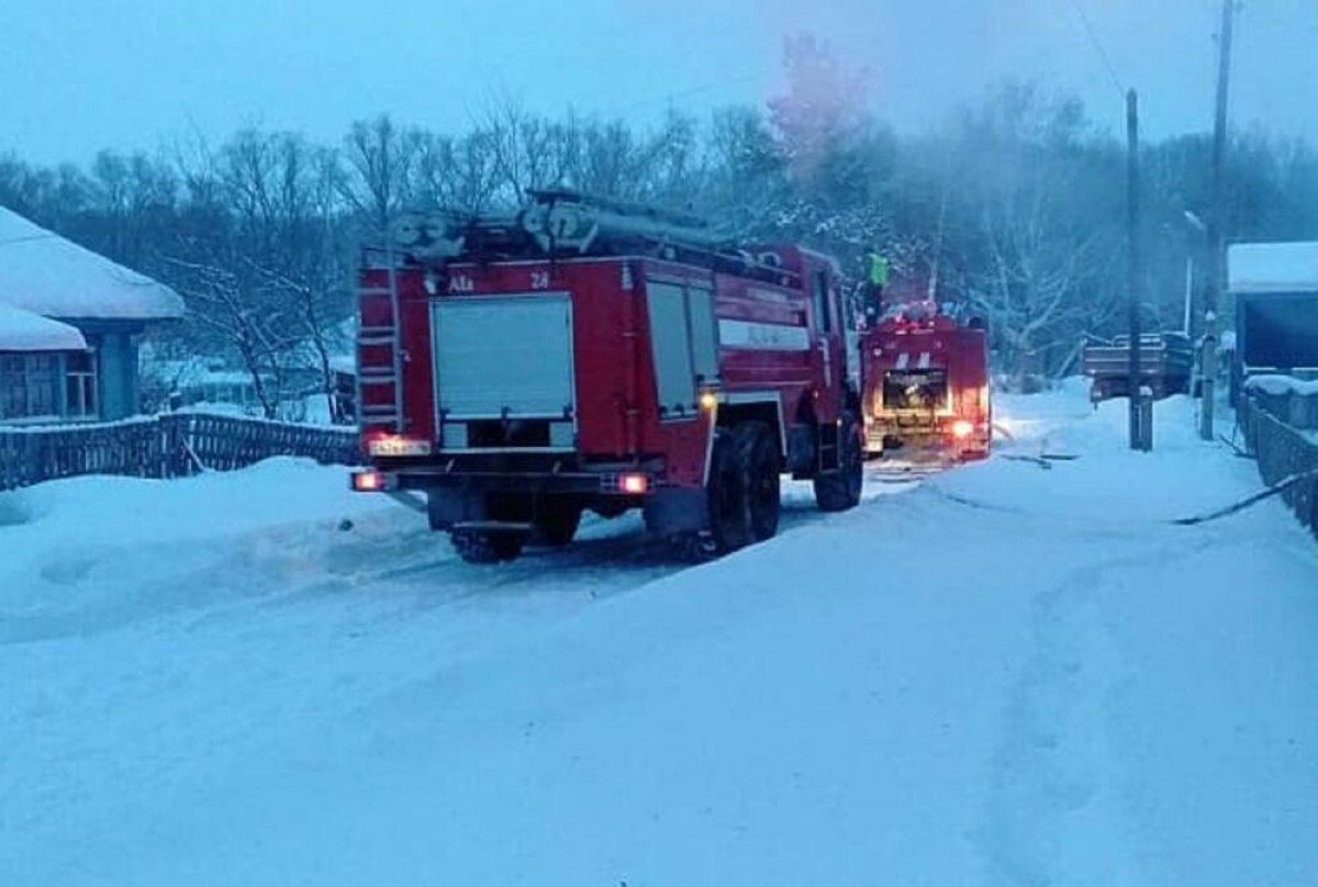 В ВКО пожарные вытащили из горящего дома двухженщин