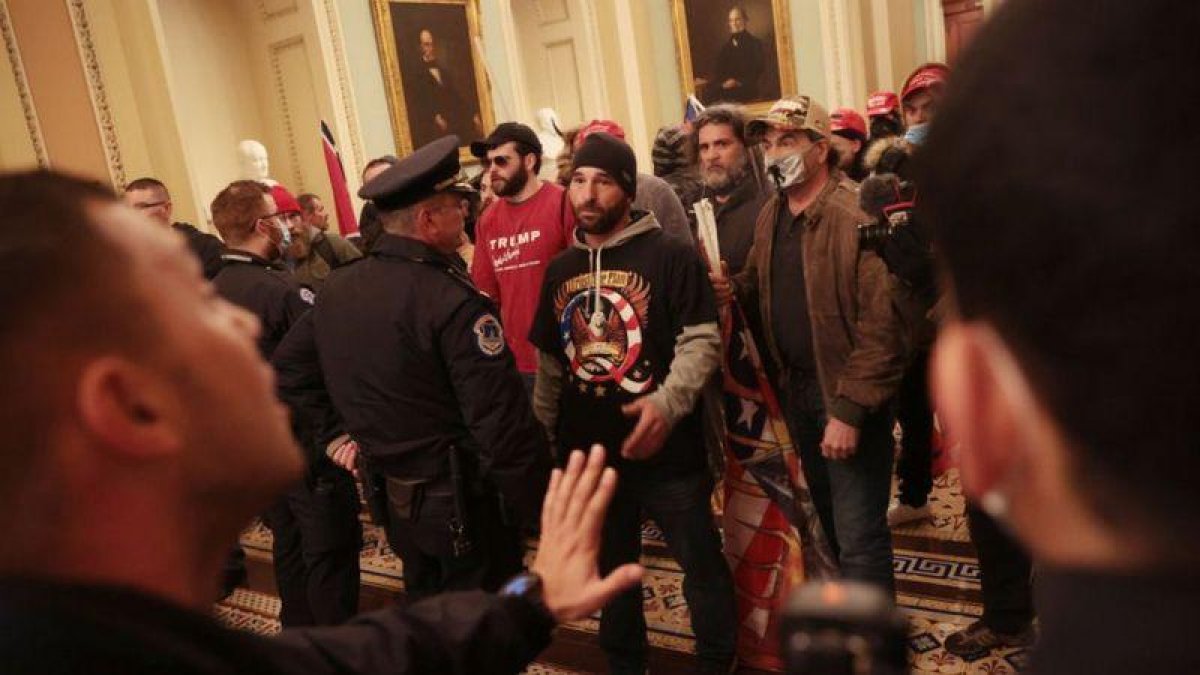 Cторонники Трампа ворвались в здание Конгресса во время утверждения президента Байдена