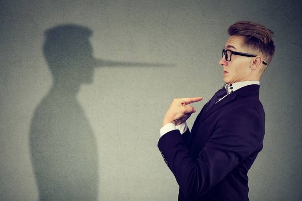 Специалисты рассказали, как ведут себя лжецы