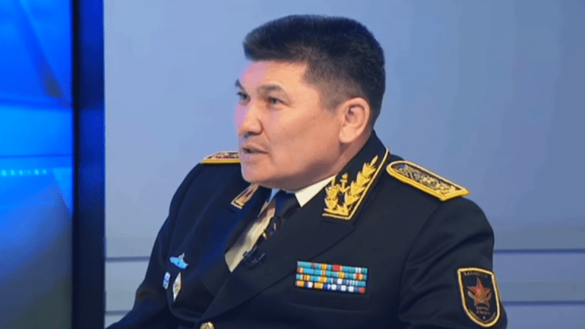 Экс-адмирал ВМС РК Жанзаков таксует, чтобы прокормить семью