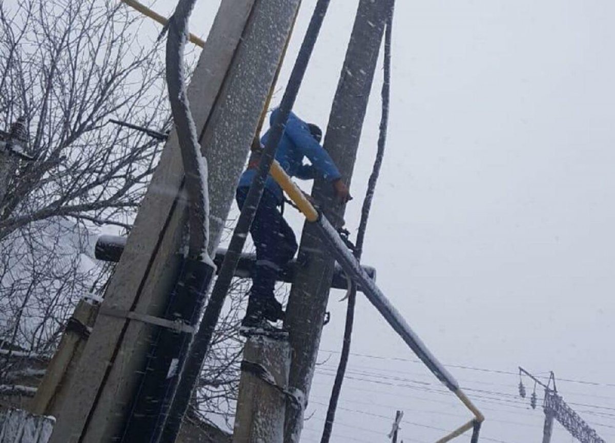 Сильный снегопад оставил жителей Шымкента без света