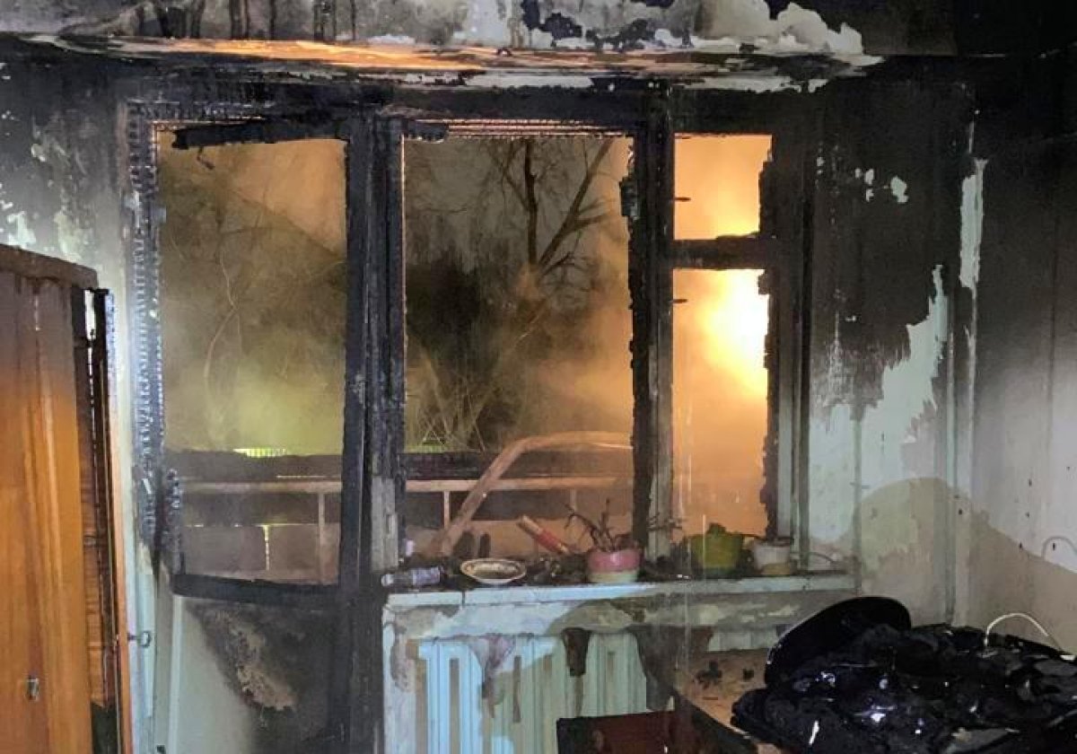 Пожар в Алматы: огонь охватил балкон, квартиру и крышу дома