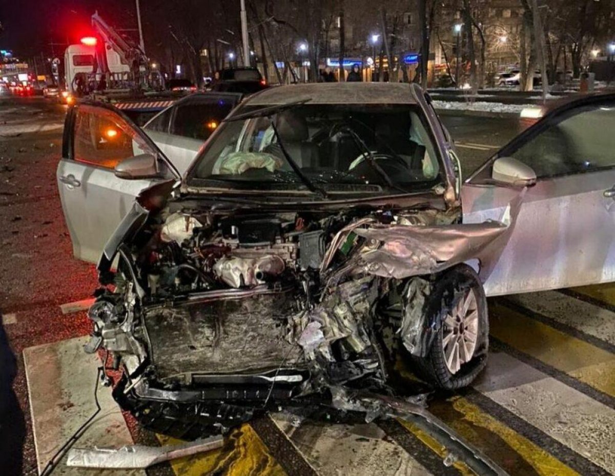 В Алматы столкнулись три автомобиля. Виновником ДТП назвали 