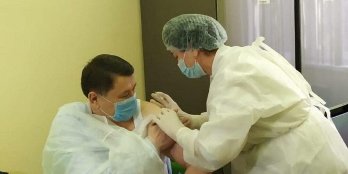Бекшин привился вакциной от коронавируса. Не казахстанской