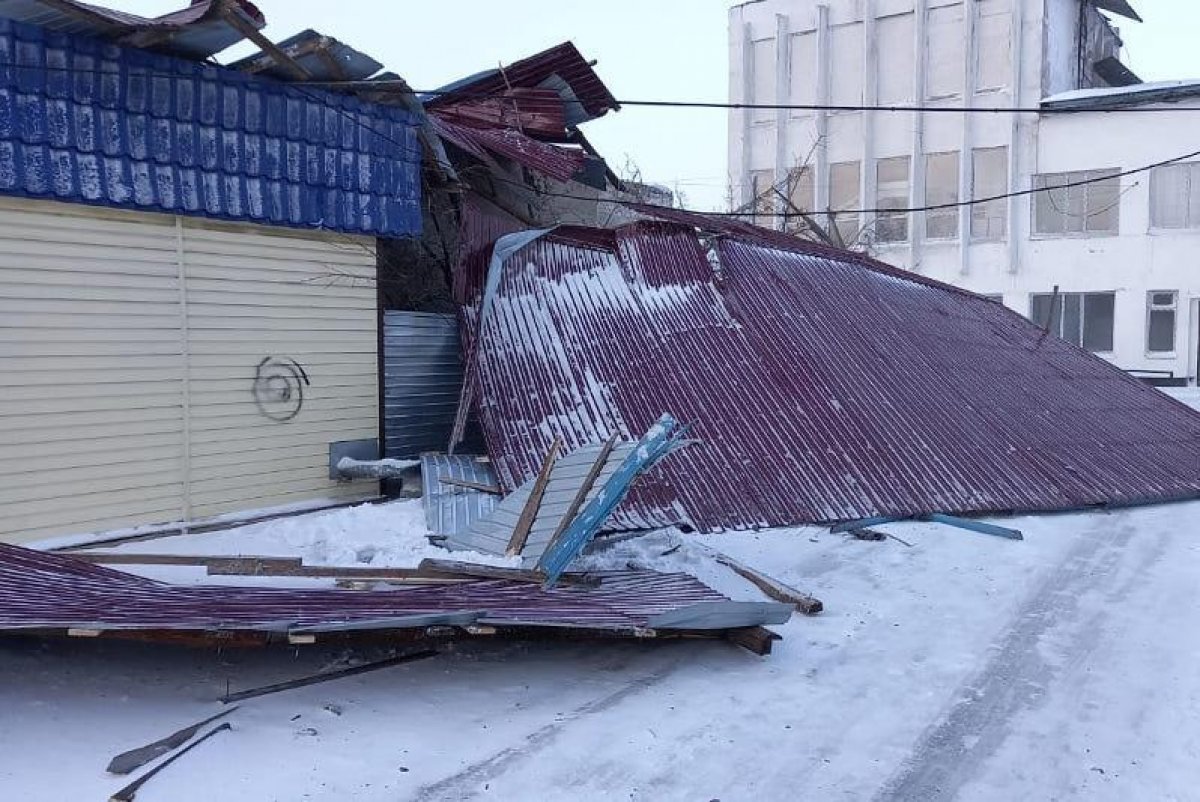 Сильный ветер сорвал кровлю со здания КТЖ в Акмолинской области