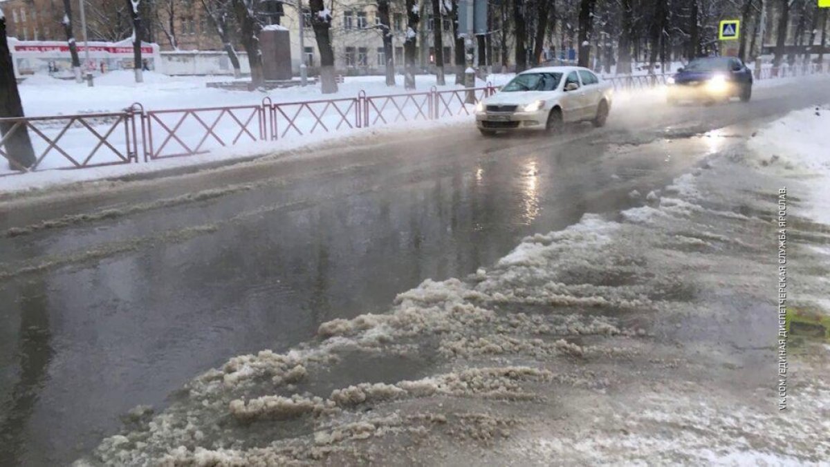 Целый каток: в Павлодаре залило улицу из-за коммунальной аварии