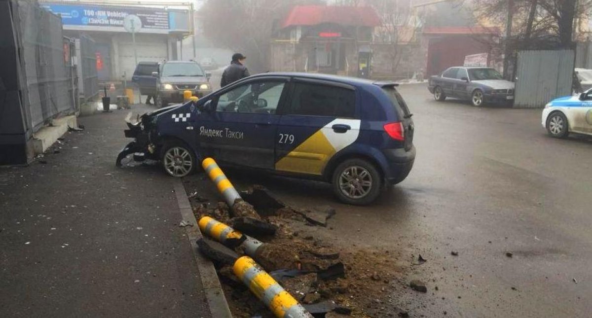 Таксист устроил ДТП в Алматы и сбежал вместе с пассажиром