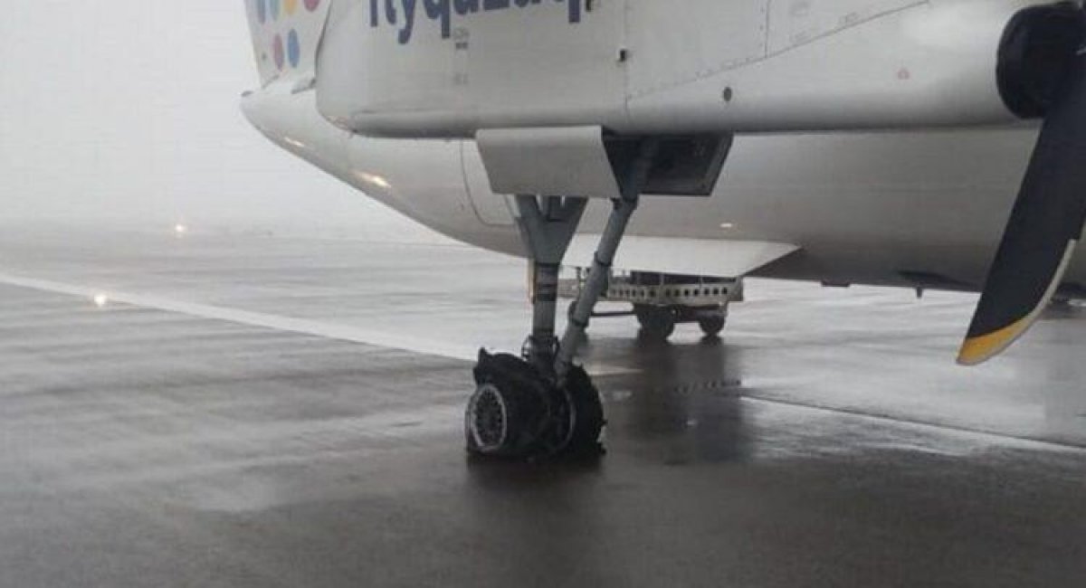 У самолета Qazaq Air лопнули шины: пилот озвучил подробности
