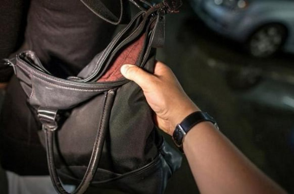 Сумку с полумиллионом тенге вырвал у пенсионерки житель ВКО