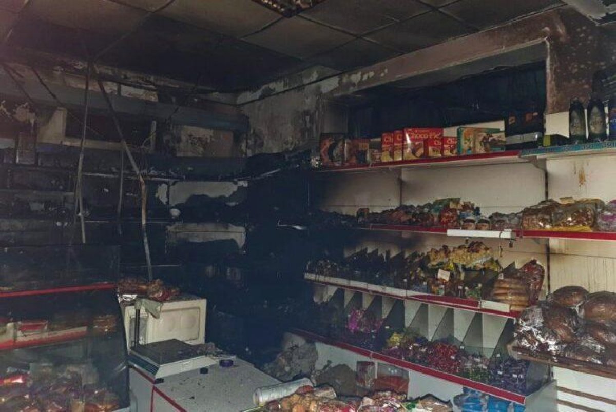 В Алматы пожарные вытащили женщину из горящего магазина