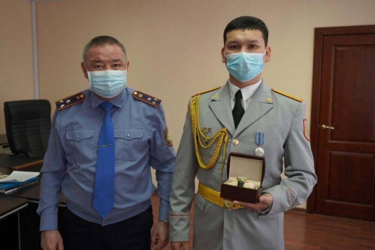 Часы подарили костанайскому полицейскому, бежавшему в буран перед автоколонной