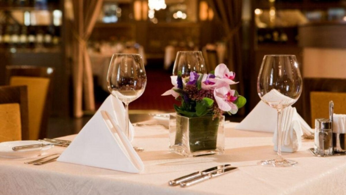 Пьяная хулиганка ударила бокалом официантку в Каскелене