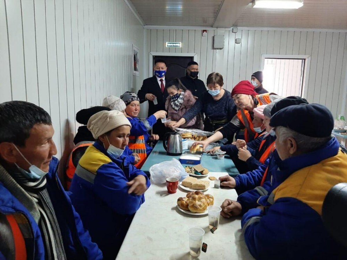 Волонтеры Алматы помогают пожилым в расчистке снега