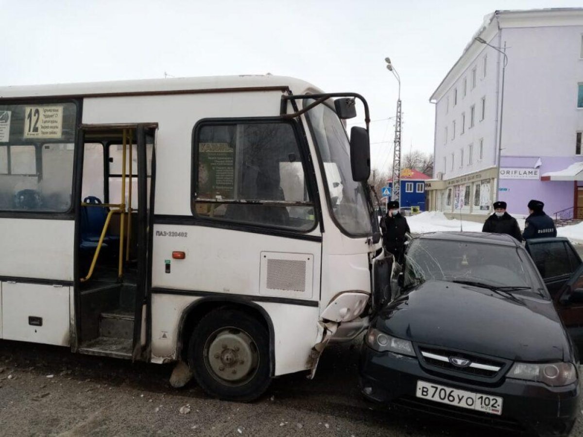 Автобус врезался в машину с детьми в Актобе