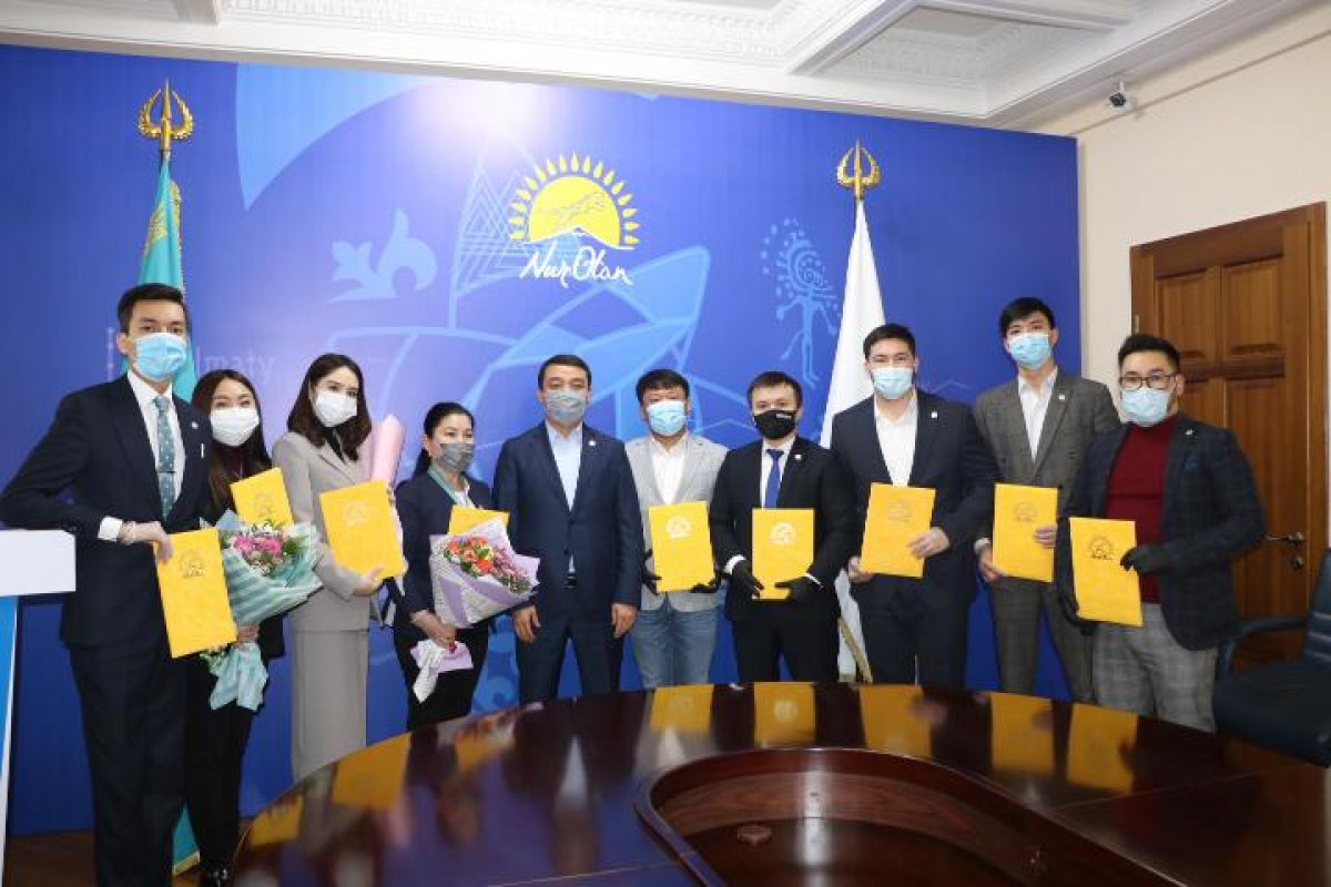 Финалистка шоу «Голос» Индира Едильбаева, актер Дидар Каден и бизнесмен Ларион Лян выбрали партию Nur Otan