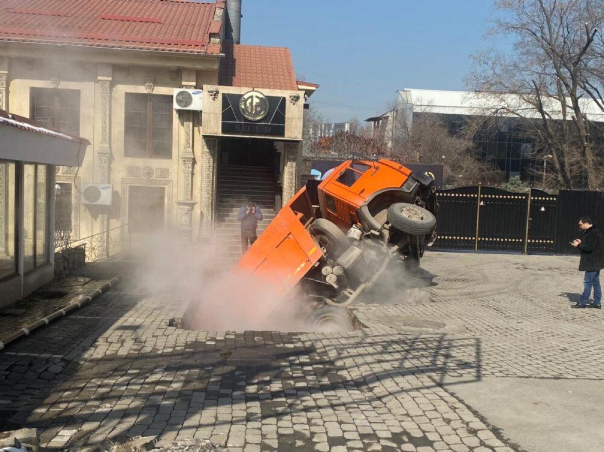 В Алматы КамАЗ провалился под землю