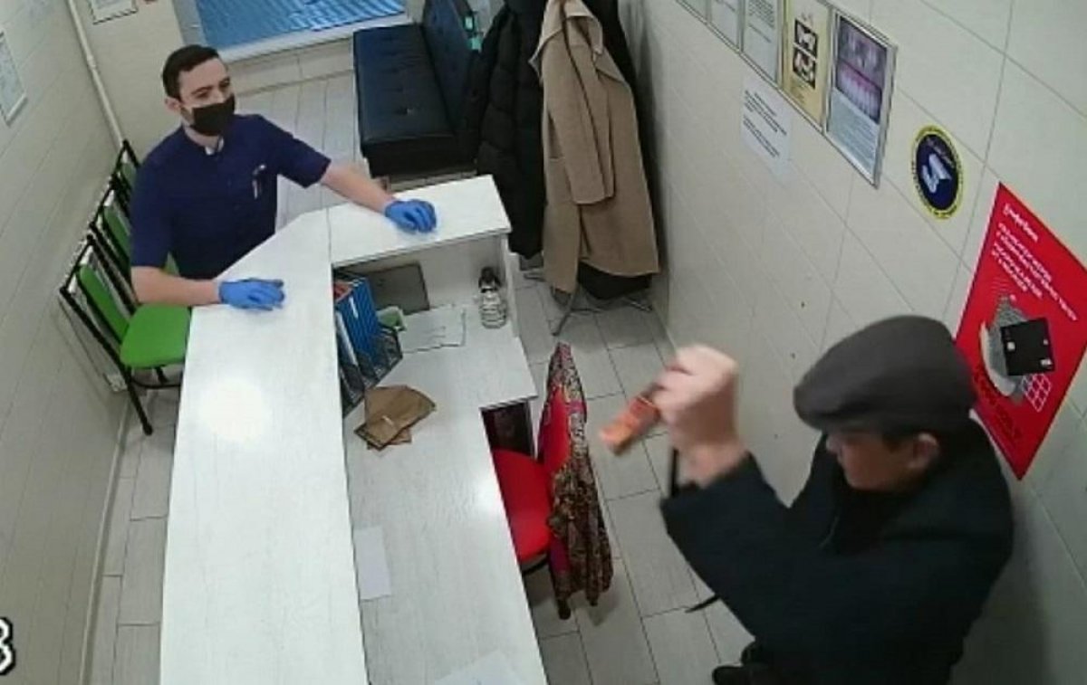 В Актау мужчина с ножом ограбил стоматологию