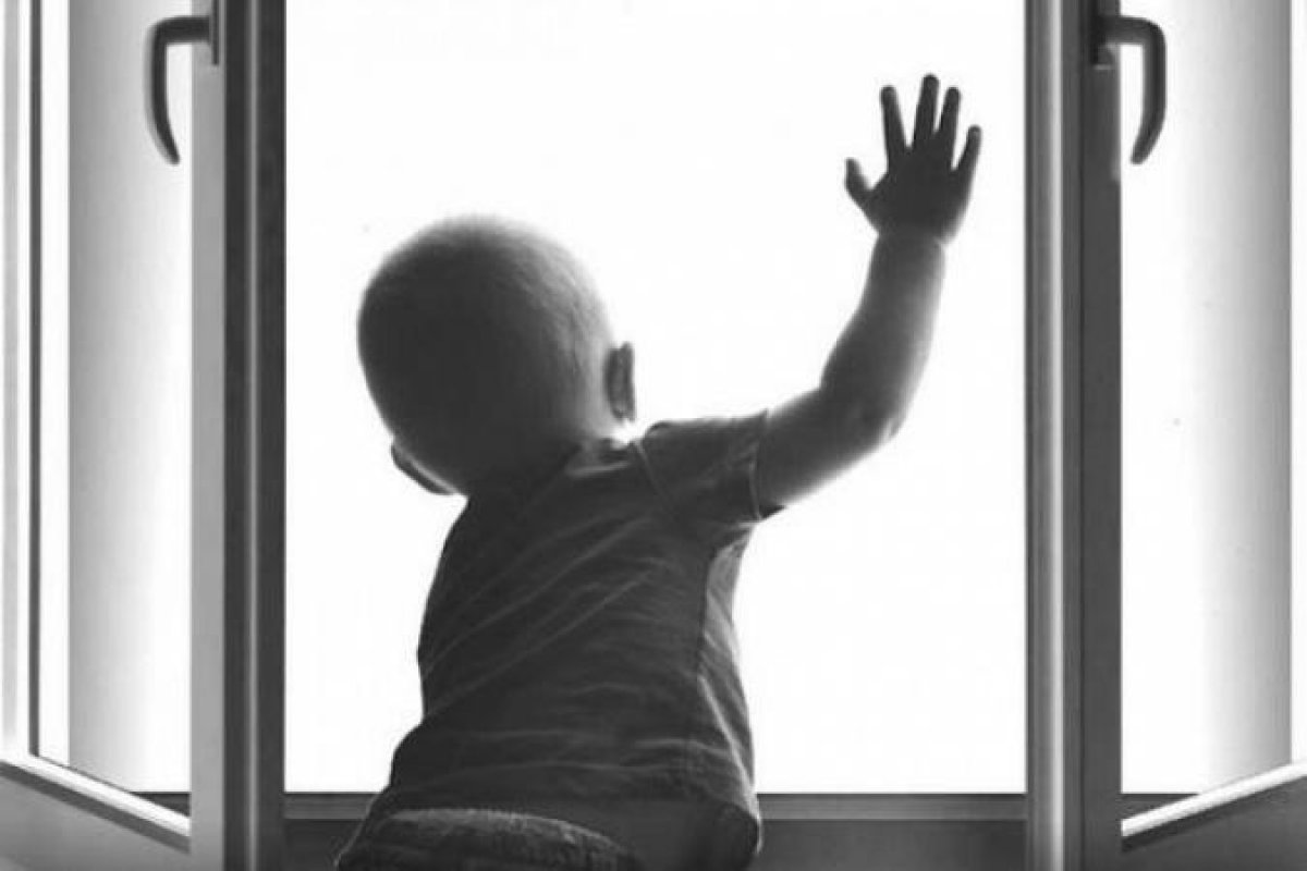 Трехлетний ребенок выпал с пятого этажа и выжил