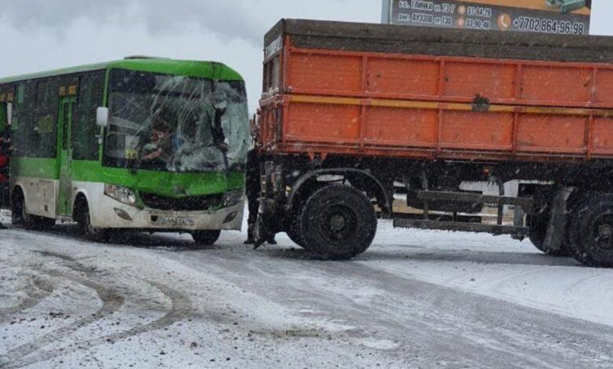 Автобус и грузовик столкнулись в Семее, пострадали 11 человек