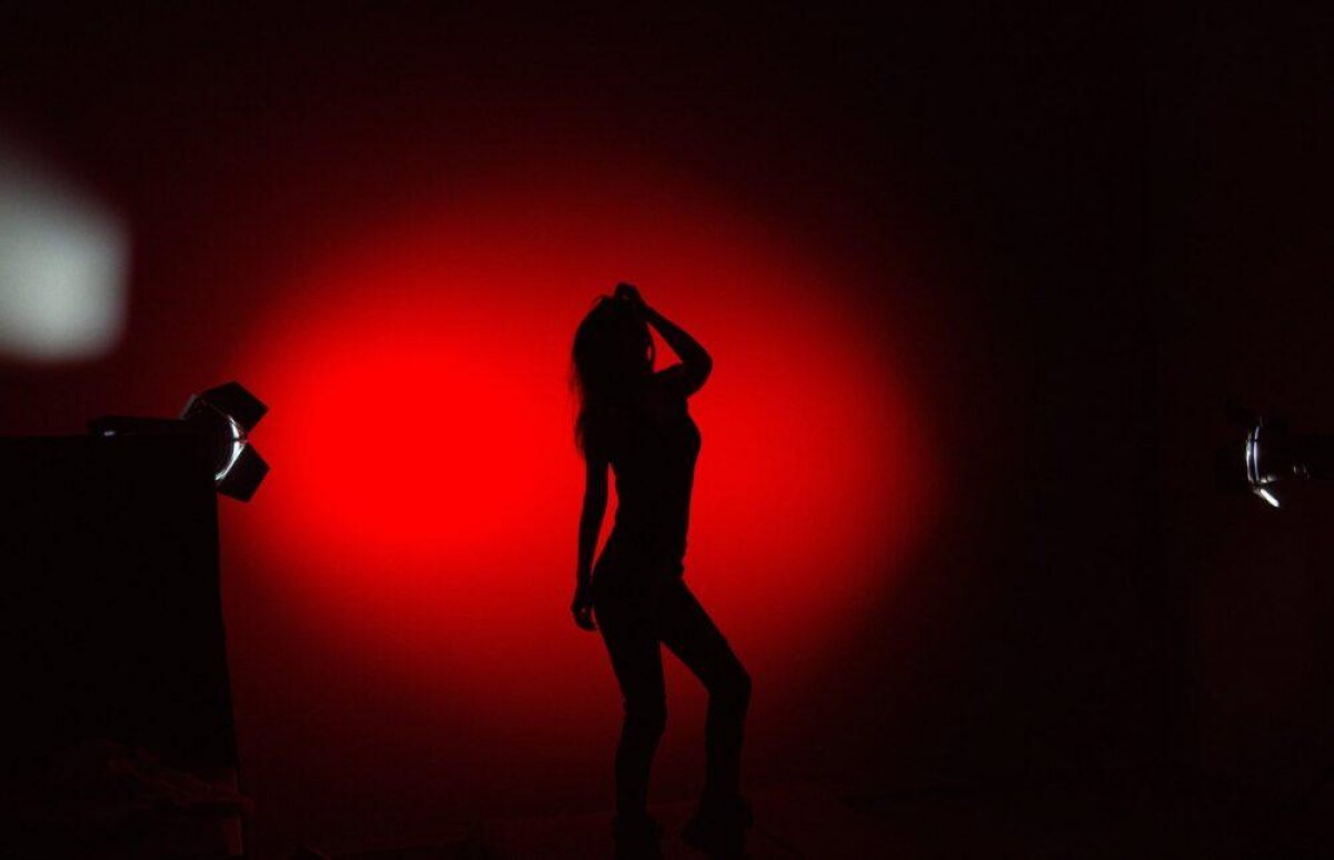 Учительница уволилась после стриптиза, который показала школьнику